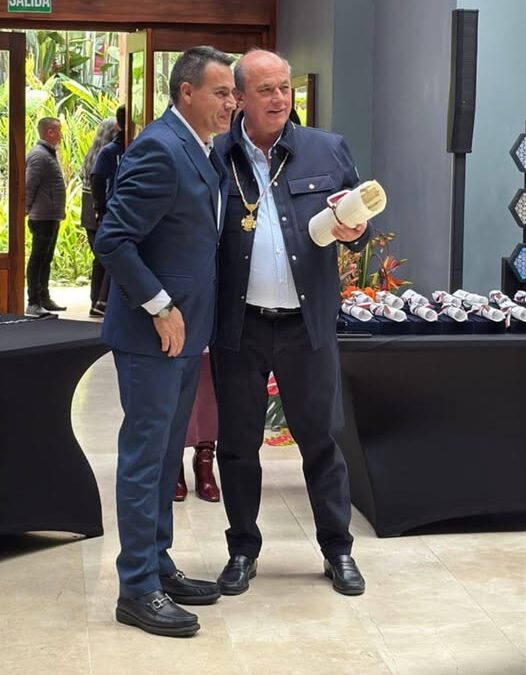 Cordón de la Feria al dr. Juan Carlos Gómez el más alto directivo de Cormanizales