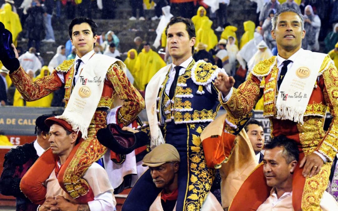 En Manizales , en la penúltima de feria, la terna en hombros con los juanbernardos. ( Dos toros premiados con la vuelta al ruedo )