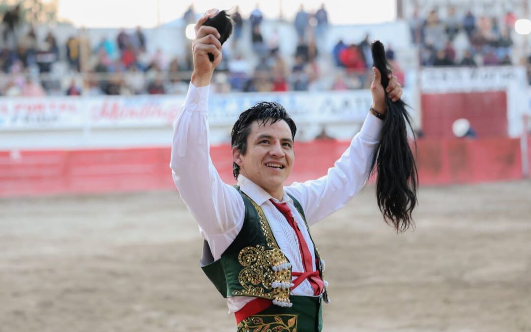 Manolo Castañeda, rabo y 2 orejas en Huichapan