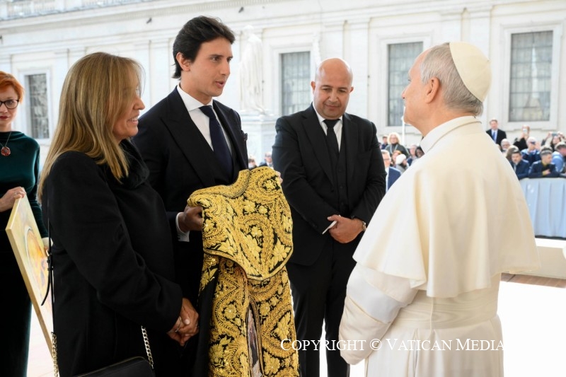 Roca Rey entrega al Papa un capote de paseo del Señor de los Milagros en una audiencia privada