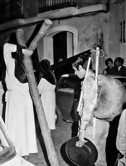 Viernes santo…No hay imagen más conmovedora  que el maletilla con su hatillo al hombro en procesión