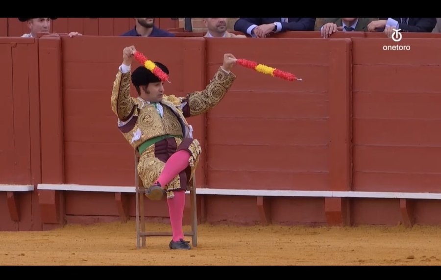 Morante enloquece a Sevilla. Largas cordobesas y perfumadas verónicas. La plaza , en pie. Y para ponerle la guinda, banderillea. El tercer par sentado en una silla a la manera de El Gallo. Se desataron los duendes con la muleta. Pincha una obra genial que es un monumento al toreo
