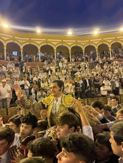 En Sevilla se respeta la tradición y le impide a Morante salir por la Puerta del Príncipe