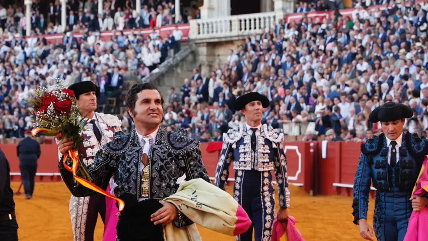 Morante con el cuarto embellece ,si cabe , el toreo; deja una ramillete perfumado de verónicas y una media eterna. Con la muleta lo borda y dos orejas. Roca y De Mirada, oreja por coleta
