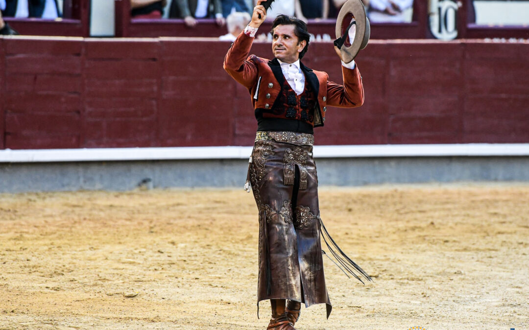 Andy Cartagena y Diego Ventura pasean una oreja en la primera de rejones de San Isidro
