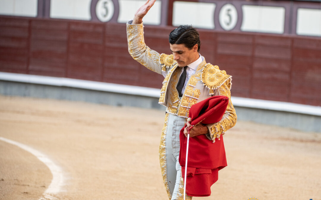 San Isidro. Un desastre. 5 silencios y pitos. Manzanares  abrevia con el primero. El segundo, invàlido y el tercero a menos ; 3 avisos a Pablo Aguado. Devuelto el cuarto y entrò uno del Freixo del Juli. El cuarto, abrevia. El  5o sin fondo y el sexto sin brillo