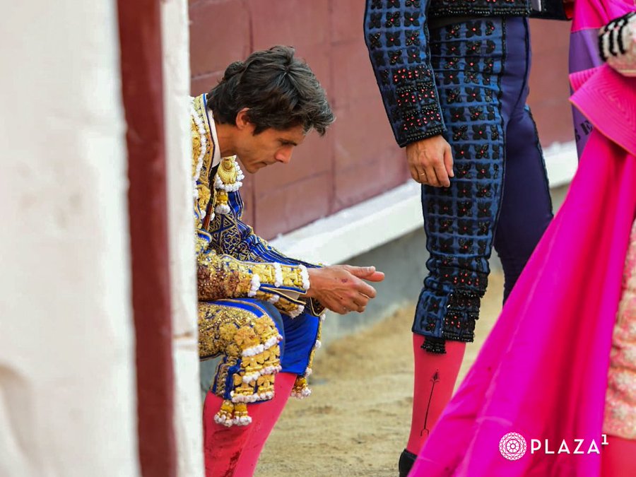 En Madrid a Castella  la espada le niega la puerta grande tras un faenòn con un toro de bandera de don Victoriano del Rìo que se ganò la vuelta al ruedo al igual que el francès ; y Emilio de Justo , ovaciòn