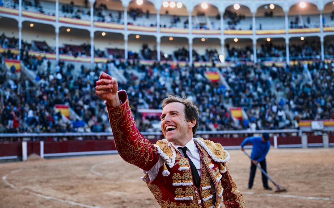 Oreja a Romàn  con un ovacionado Conde de Mayalde  en Madrid.