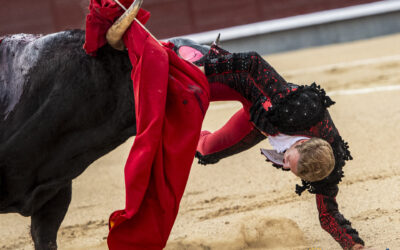 En el quinto, cogida espectacular a Clemente que le perdiò la cara al toro. Lleva una fractura de humero. Todo un milagro.Solo ovaciòn de respeto al francès. Lo demàs, silencio y pitos