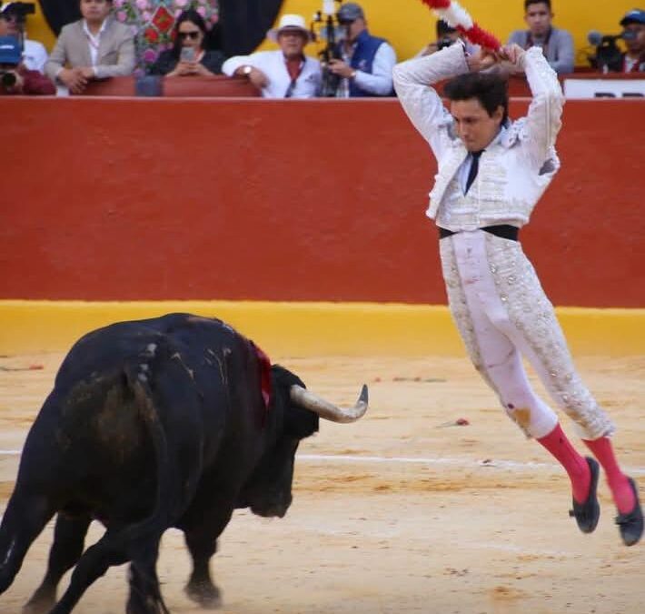 Roca en dos versiones. Rectifica negativa a que le televisaran corrida de Chota y regala a los aficionados un gran tercio de banderillas