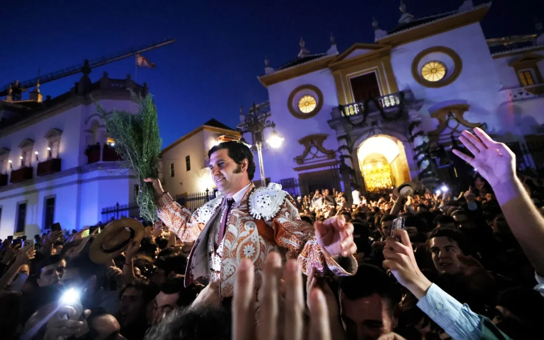 Morante escribe otra página de grandeza y sale por la Puerta del Príncipe en el Corpus en Sevilla