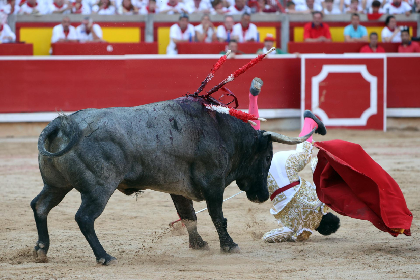 Impresionante cogida a un èpico Juan de Castilla en el quinto. Las orejas se esfumaron por la espada. Trasladado al  hospital de Pamplona . Le revisaron por fractura. No pudo actuar en Ceret. Isaac Fonseca , solitaria oreja