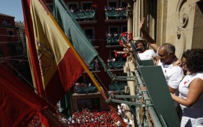 El Chupinazo y una explosiòn de alegrìa dio inicio a los sanfermines 2026 en Pamplona