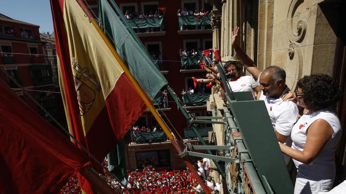 El Chupinazo y una explosiòn de alegrìa dio inicio a los sanfermines 2026 en Pamplona