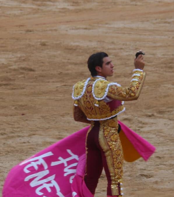 Pamplona. Escribano, oreja y en el segundo se la niegan. Pepe Moral, silencio y Colombo, oreja. Emocionante faena del venezolano con un gran toro, el sexto