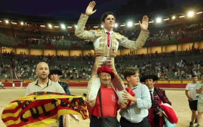 Mario Vilau en hombros en la novillada sanferminera