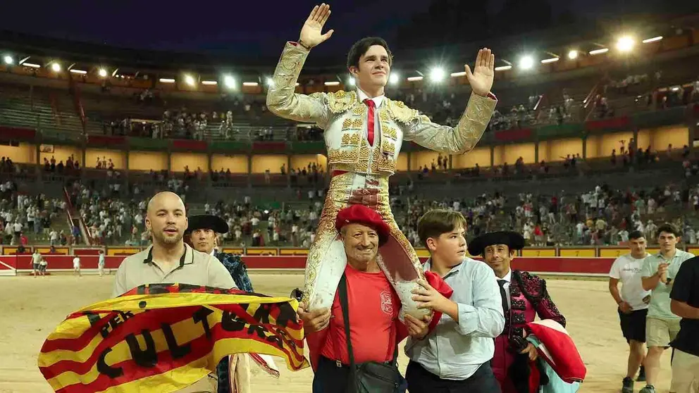Mario Vilau en hombros en la novillada sanferminera