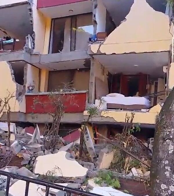 La casa de habitaciòn del maestro Enrique Calvo «El Cali» quedò destruida por el terremoto. Urge la solidaridad del mundo taurino