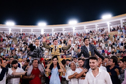 Morante , Manzanares, y Aaron Palacio se ganan la puerta grande en Marbella con un remedo de corrida de toros