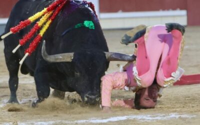 Ese !!ay! del toreo..Damiàn Castaño sobrevive a una impresionante cogida en Albacete. Parte mèdico