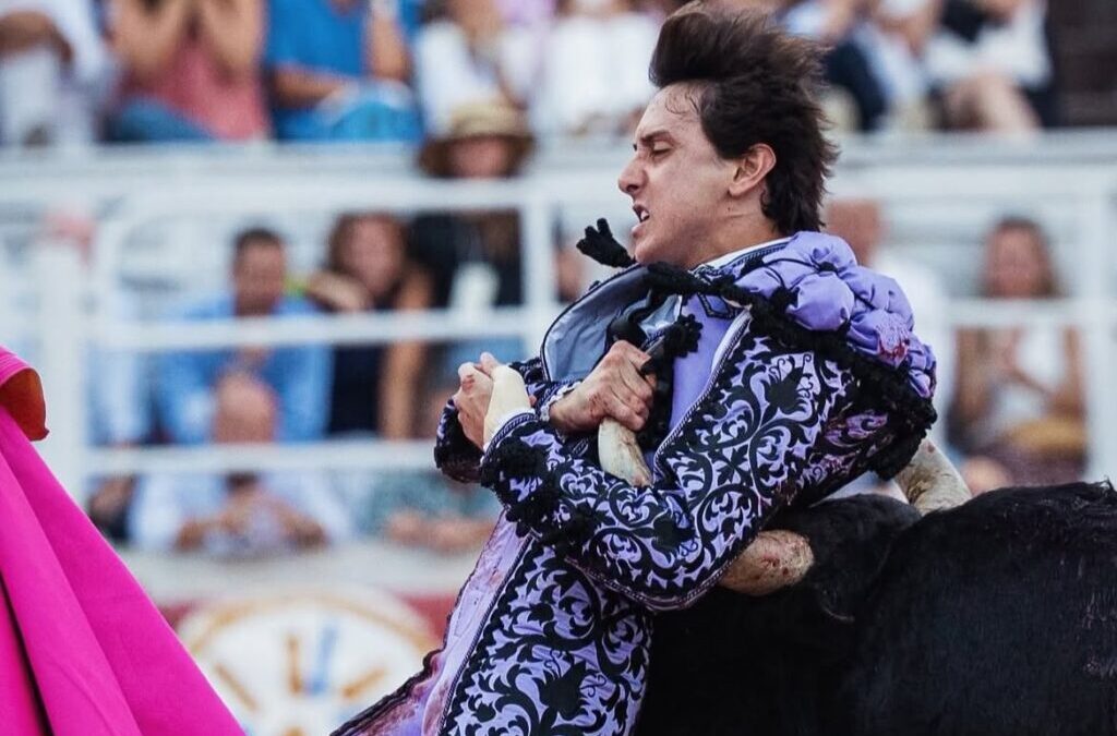 Roca Rey supera en Arles una de las màs dramàticas y sobrecogedoras cogidas, la supera y corta un rabo