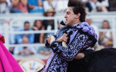 Roca Rey supera en Arles una de las màs dramàticas y sobrecogedoras cogidas,  y corta un rabo