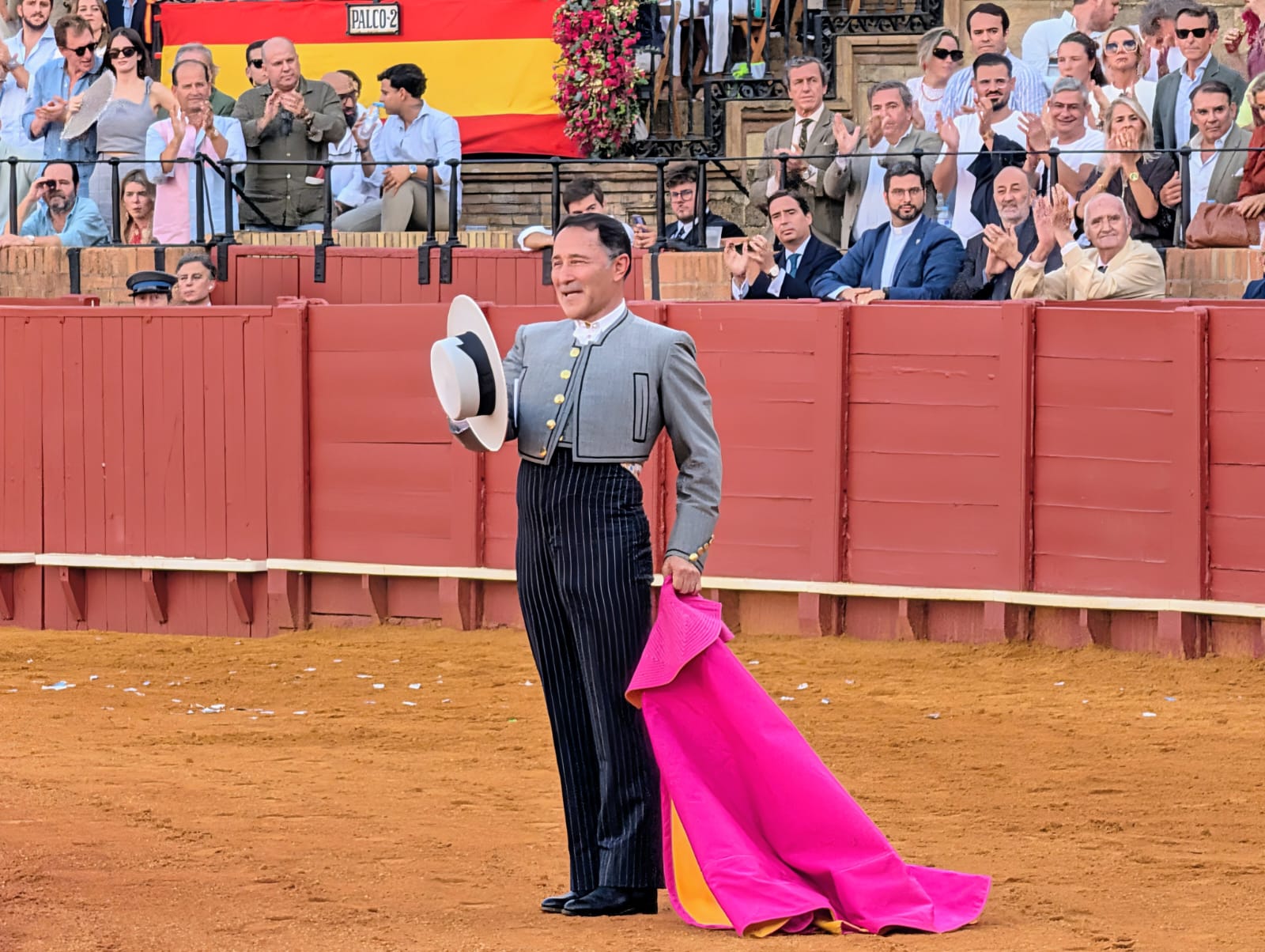 rincon saluda somrero en mano