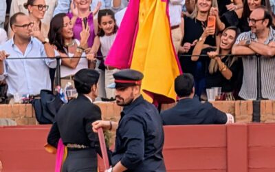 Roca Rey deja su impronta en el Festival de Sevilla. Detalle del regalo de su capote a un niño. Fotografìas de Farley Betancourt