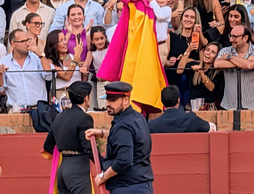 Roca Rey deja su impronta en el Festival de Sevilla. Detalle del regalo de su capote a un niño. Fotografìas de Farley Betancourt