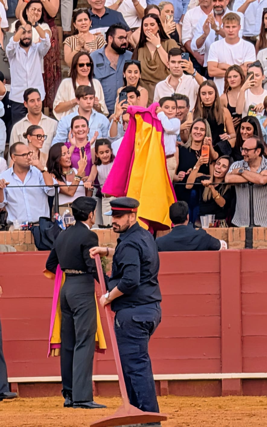 roca regala capote a niño
