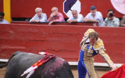 Faenòn de Romàn en el quinto con un bravo y encastado Victorino en Acho que marra con la espada y echa por la borda un triunfo de puerta grande. Una sola vuelta al ruedo, la de Morenito. Victorino Vuelve en el 2027